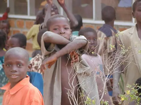 garcon jouant600x450.jpg